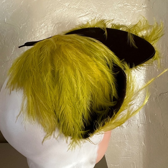 GORGEOUS 1930\'s BROWN FELT HAT WITH ASYMMETRICAL BRIM WITH CHARTREUSE FEATHERS main image 13